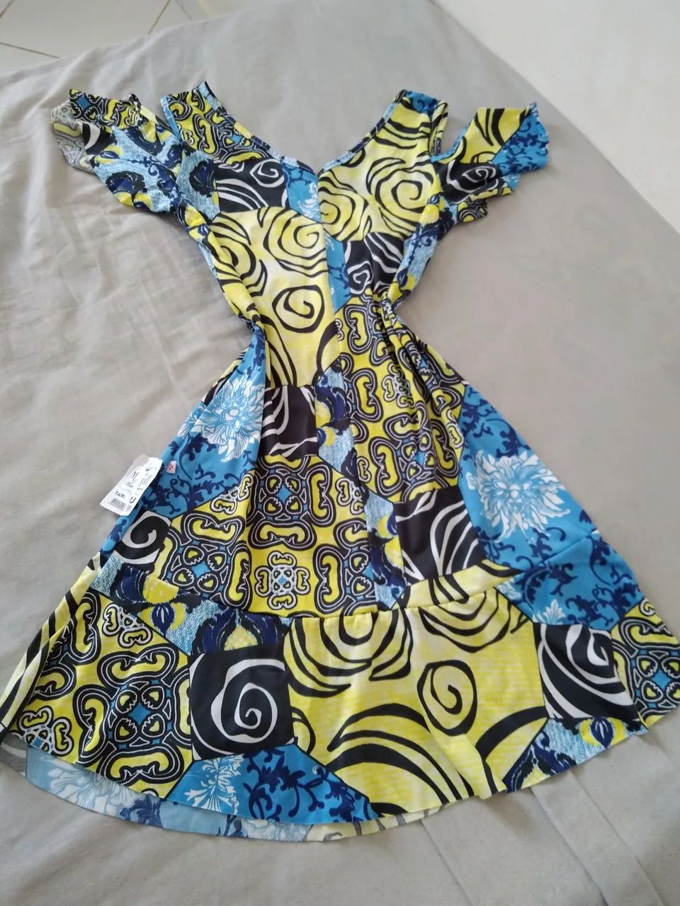 Vestido estampado com detalhes em amarelo e azul