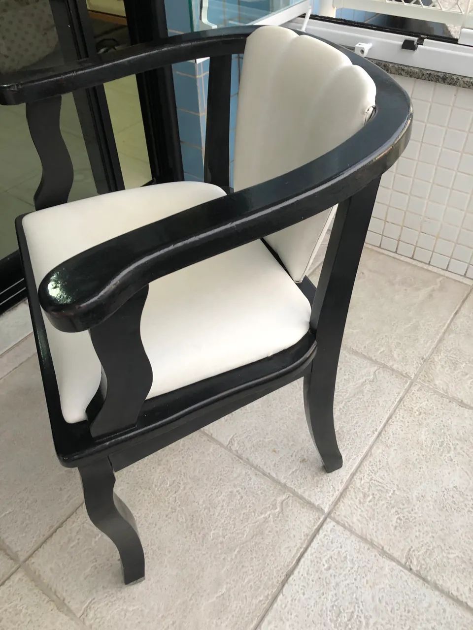 Poltrona clássica madeira com estofado  - Foto 2