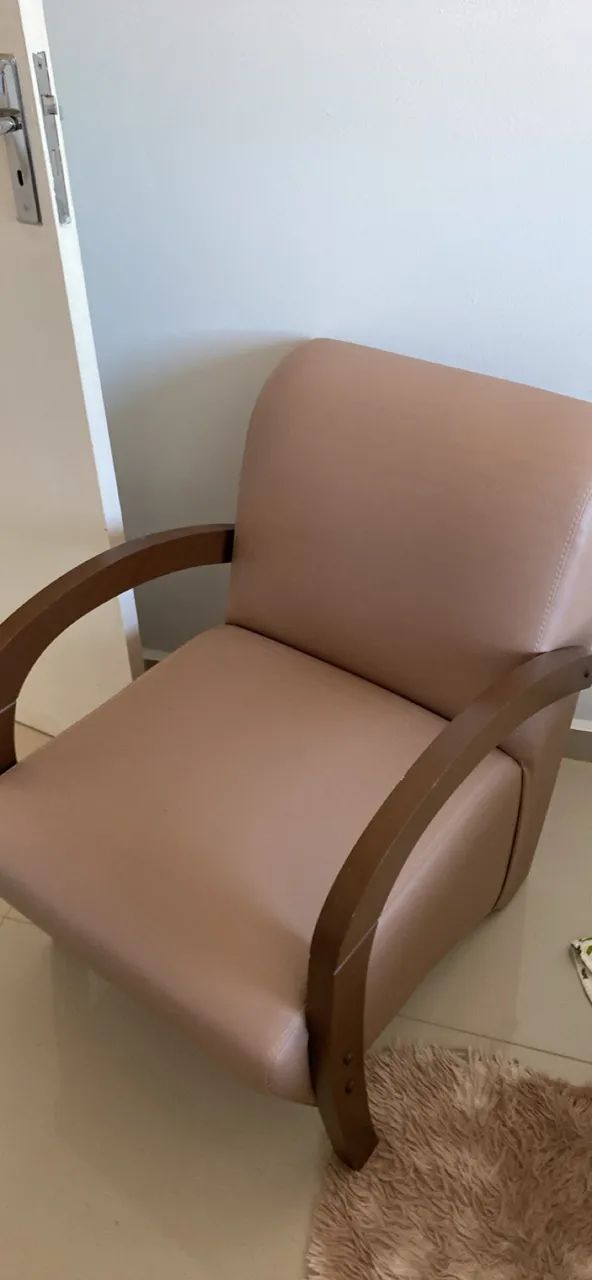 2 poltronas de couro sintético marrom