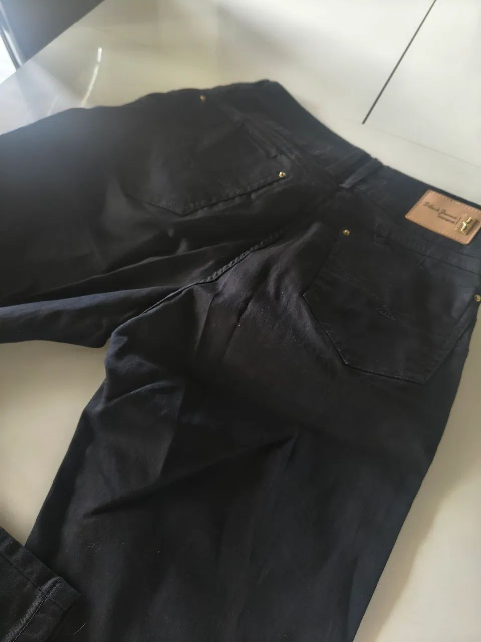 Kit 3Calça jeans 2 pretas 1 branca - Foto 3