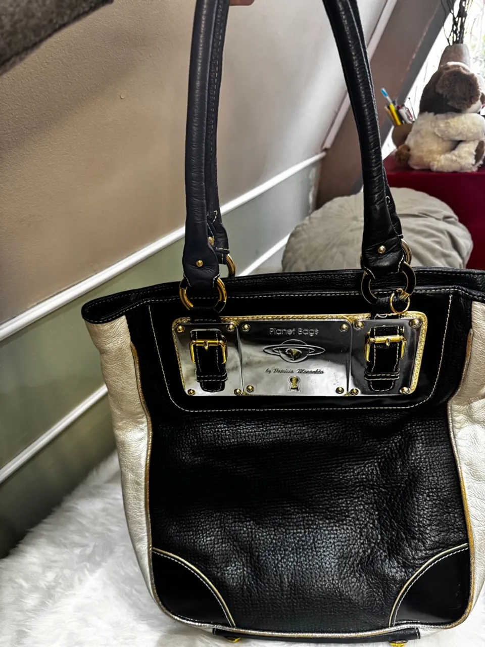Bolsa Planet Bags de Couro Preta com Detalhes Dourados