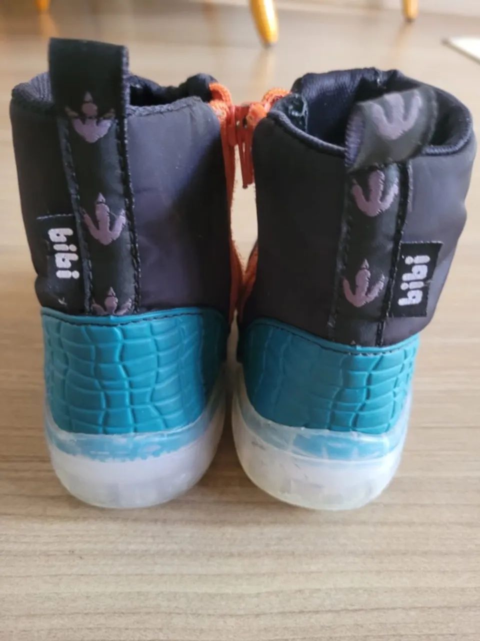 Bota Slip on luz Bibi. TAM:24 marca Bibi - Foto 2