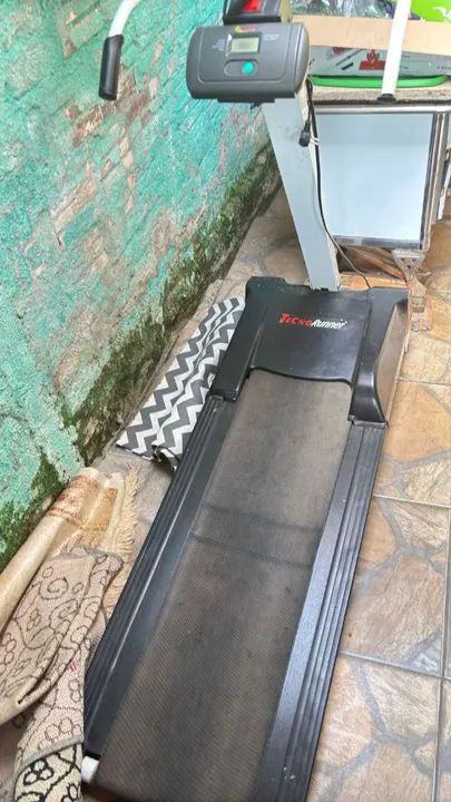 Vende se está  Esteira e está bicicleta ergometrica horizontal semi nova. Não entrego 