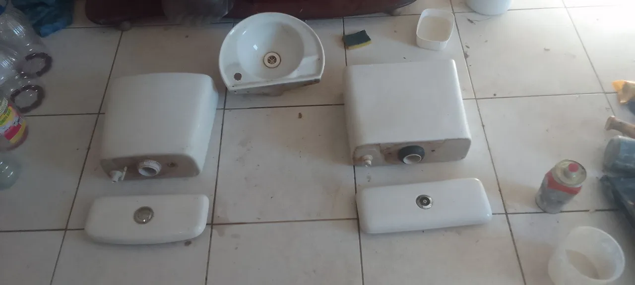 2 caixas tipo acopladas e 1 pia pequena
