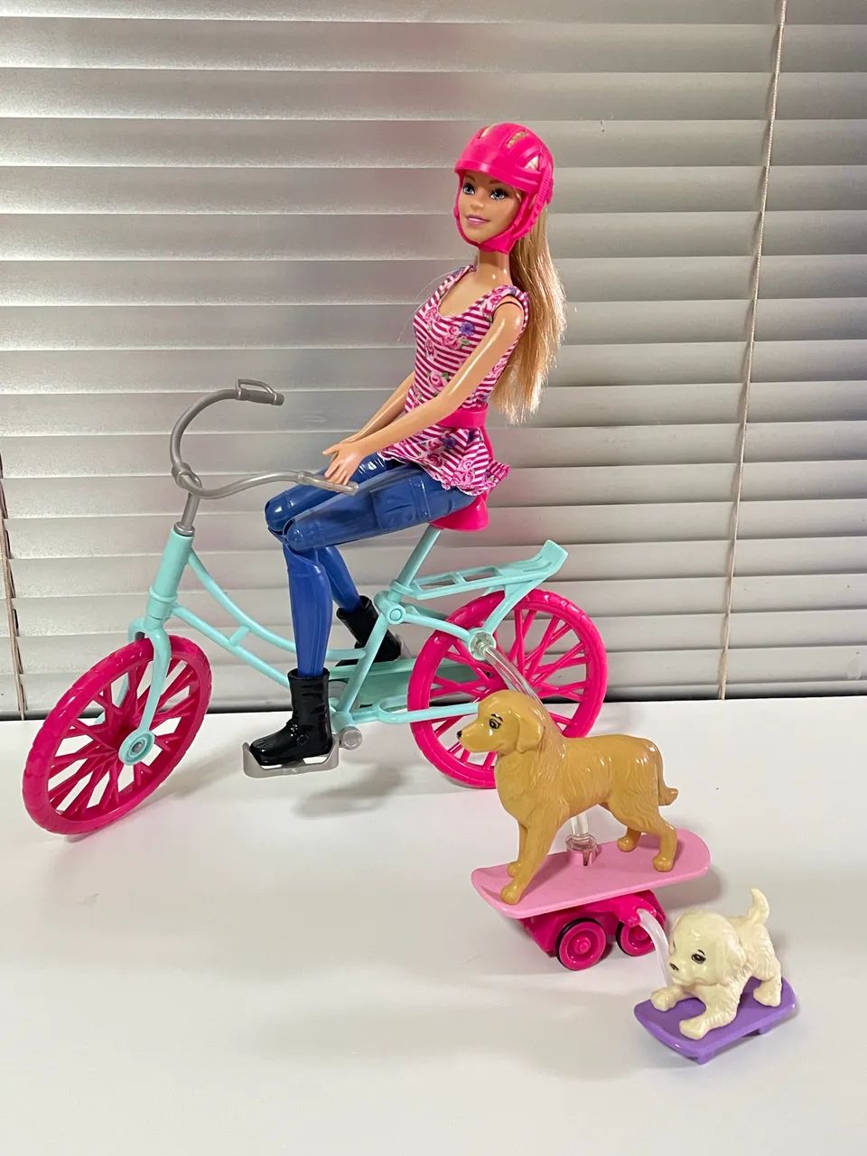 Barbie ciclista com seus cachorros 