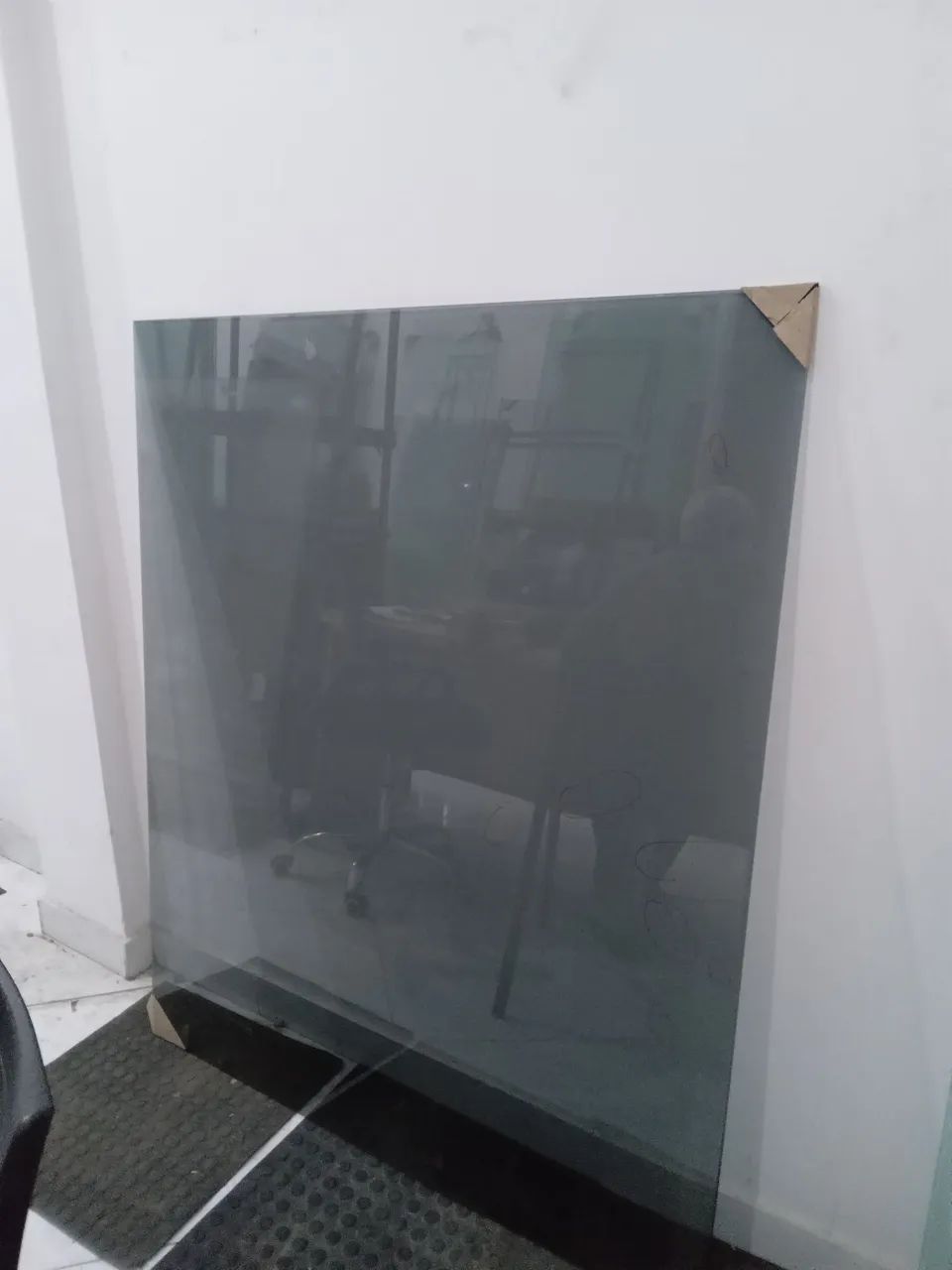Vidro de mesa 1,35x1,12 temperado 6mm novo NÃO ENTREGO  - Foto 2