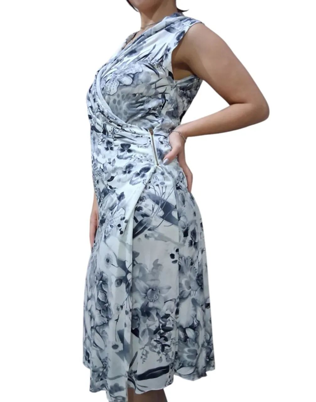 Vestido floral branco e cinza - Foto 4