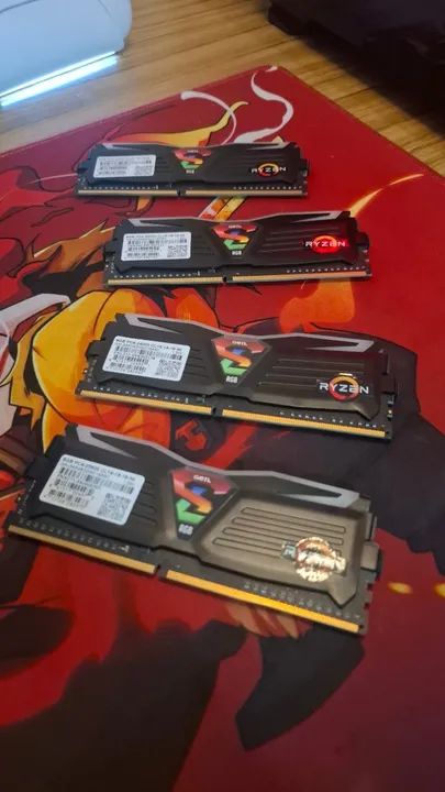 Kit de Memória RAM GEIL 4x8GB DDR4 3000MHz RGB