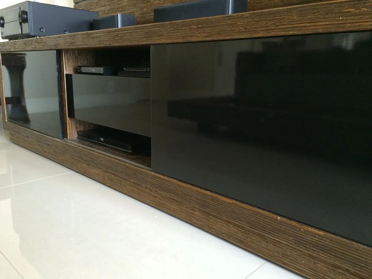 Rack e painel para TV em madeira naval e detalhes em laca preta - 2,20m - Foto 3