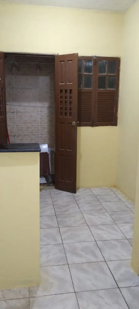 Aluga- se uma casa pequena com luz inclusa.