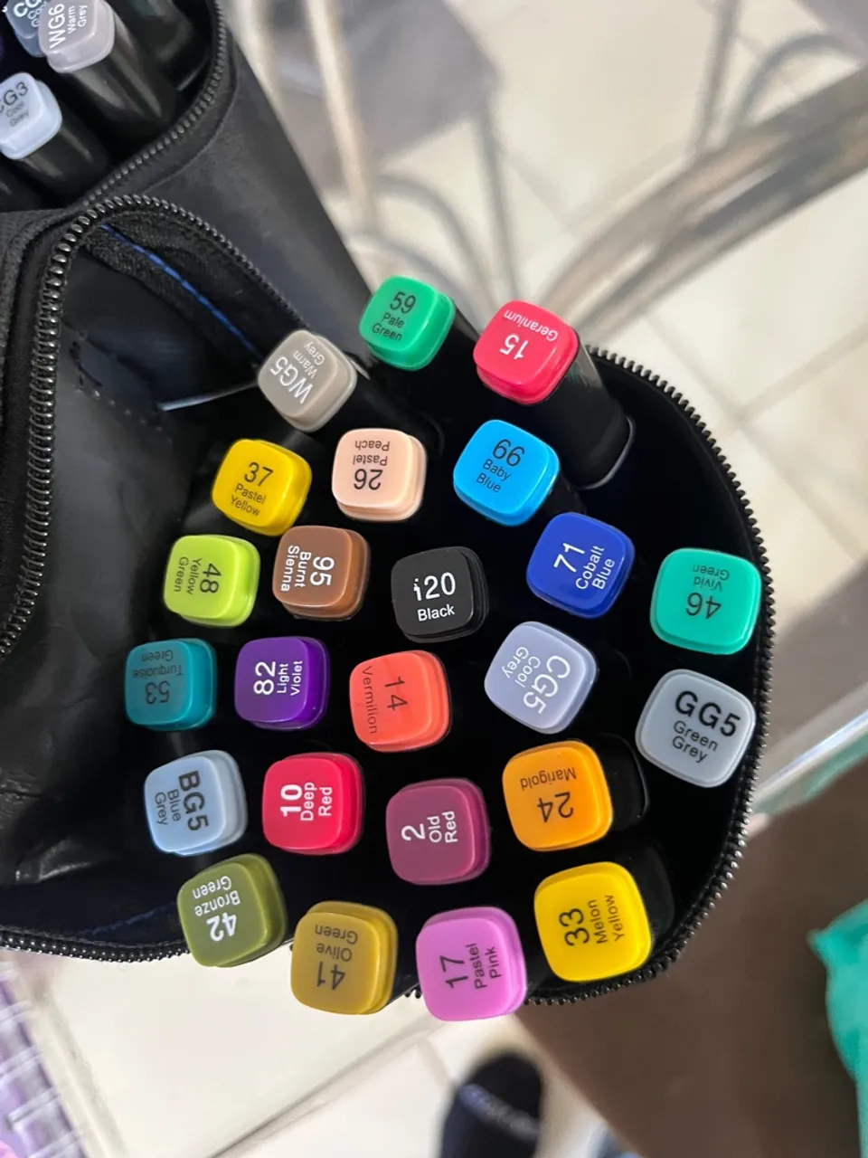 Bobbie Goods 69,00 - Caderno Capa Dura + 24 Cores Marcadores Artísticos