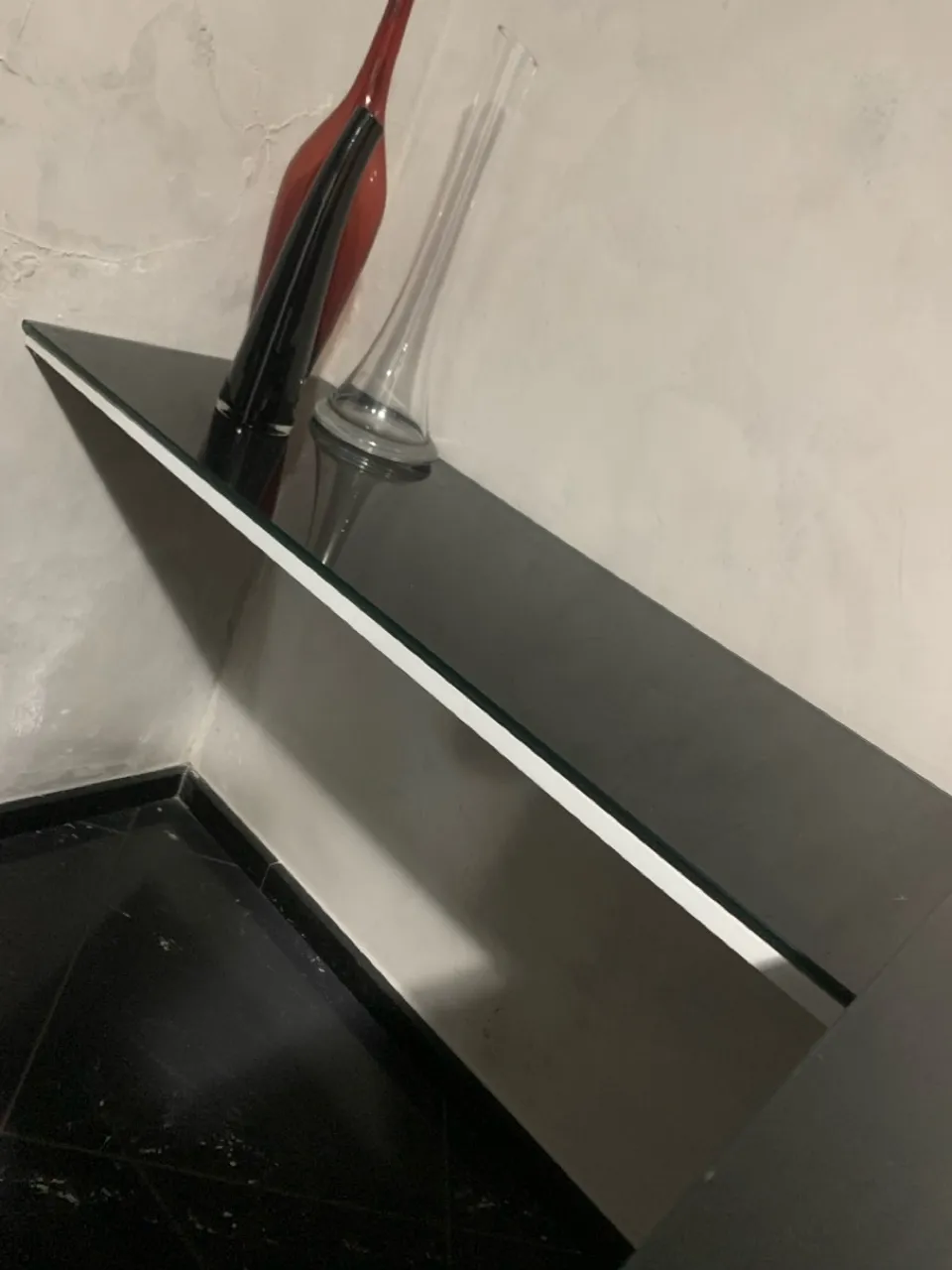 Mesa de Escritório Preta Resistente com Fixação na Parede - Design Moderno e Funcional