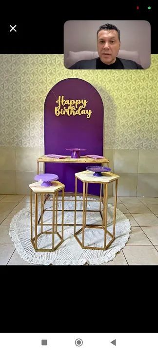 Decoração pegue e monte Mesa e banquetas douradas para decoração de festa