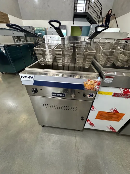 Fritadeira elétrica água e óleo 44L 380V trifásica 2 Cestas - Metvisa