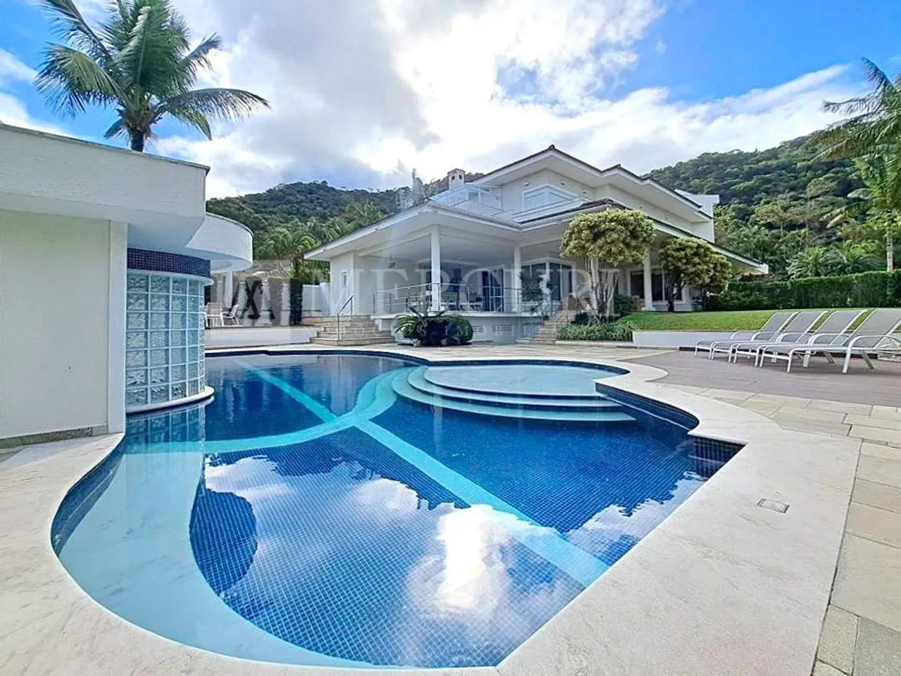 Casa de Alto Padrão com Piscina e Espaço Gourmet no Guarujá