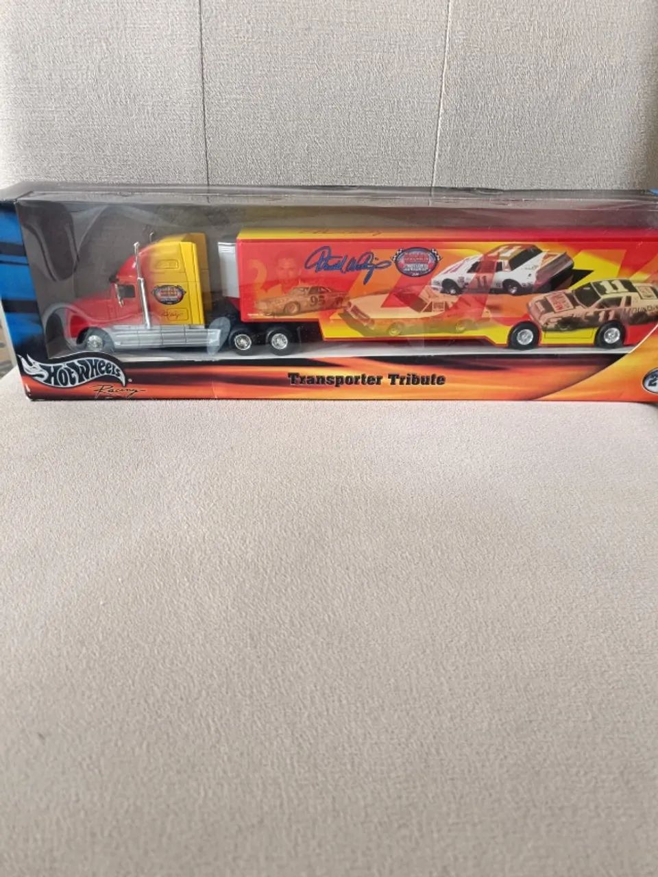 Hot Wheels Transporter Tribute Darrell Waltrip