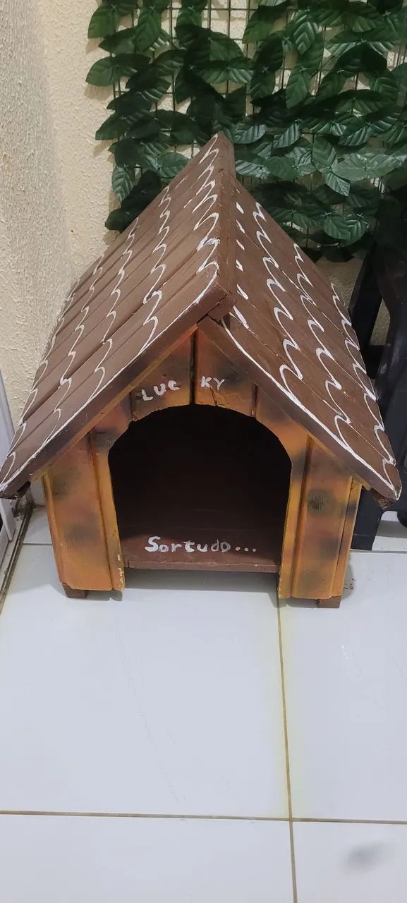 Casa de cachorro em madeira 