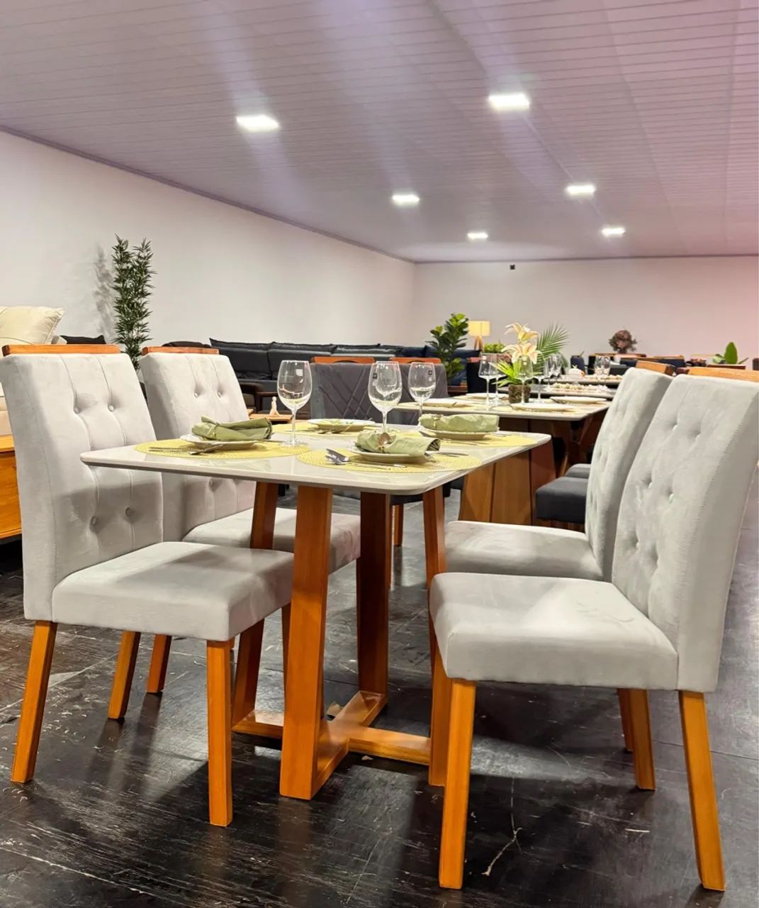 Mesa de Jantar Elegante com Cadeiras Estofadas - Foto 2
