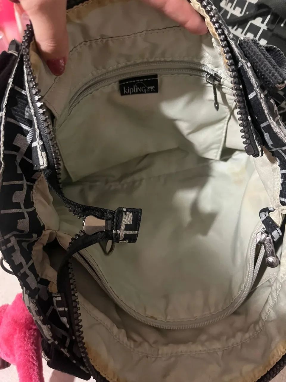 Vendo bolsa Kipling preta e branca, linda e espaçosa  - Foto 4