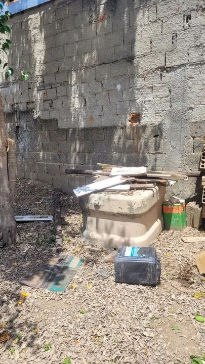 Telhas de zinco, pedaços de madeira, caixa d'água - Foto 3