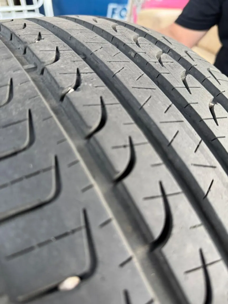 Pneu 215/55r17 quase zero vendo o par