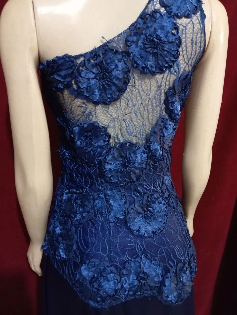 Vestido Azul de Renda com Aplicação de Flores - Foto 5