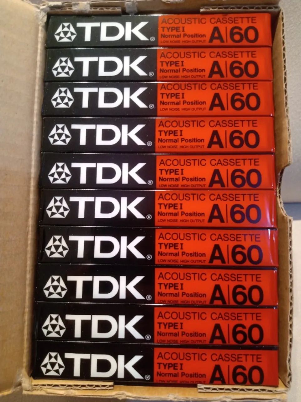 Caixa com 10 fitas cassetes TDK lacradas