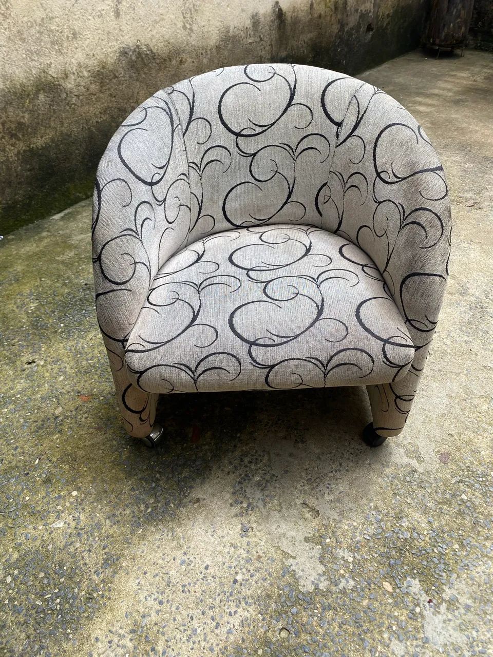 Poltrona Decorativa Bege com Rodas Usada - Foto 4