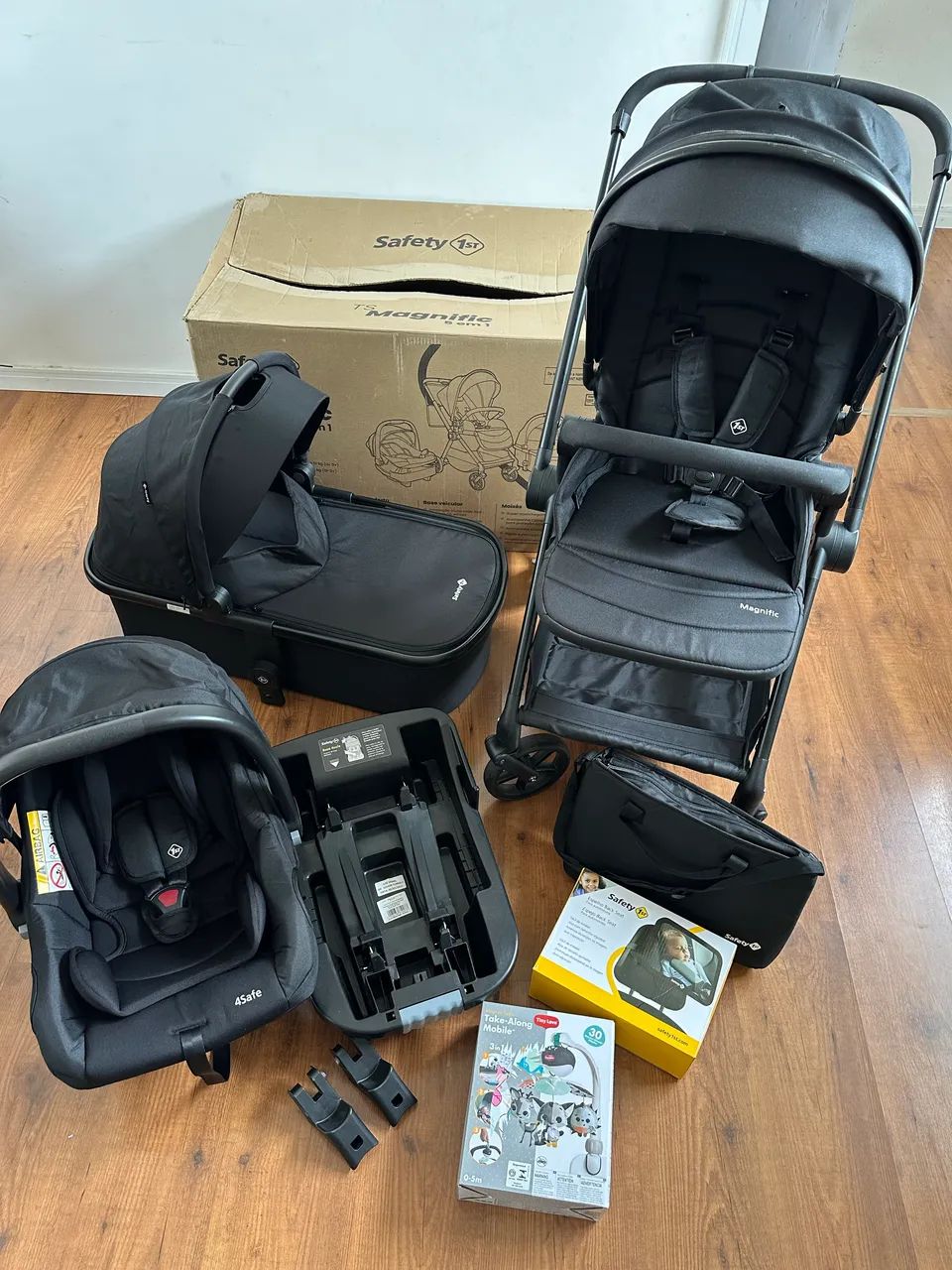 Carrinho com bebê conforto, base e moisés Safety 