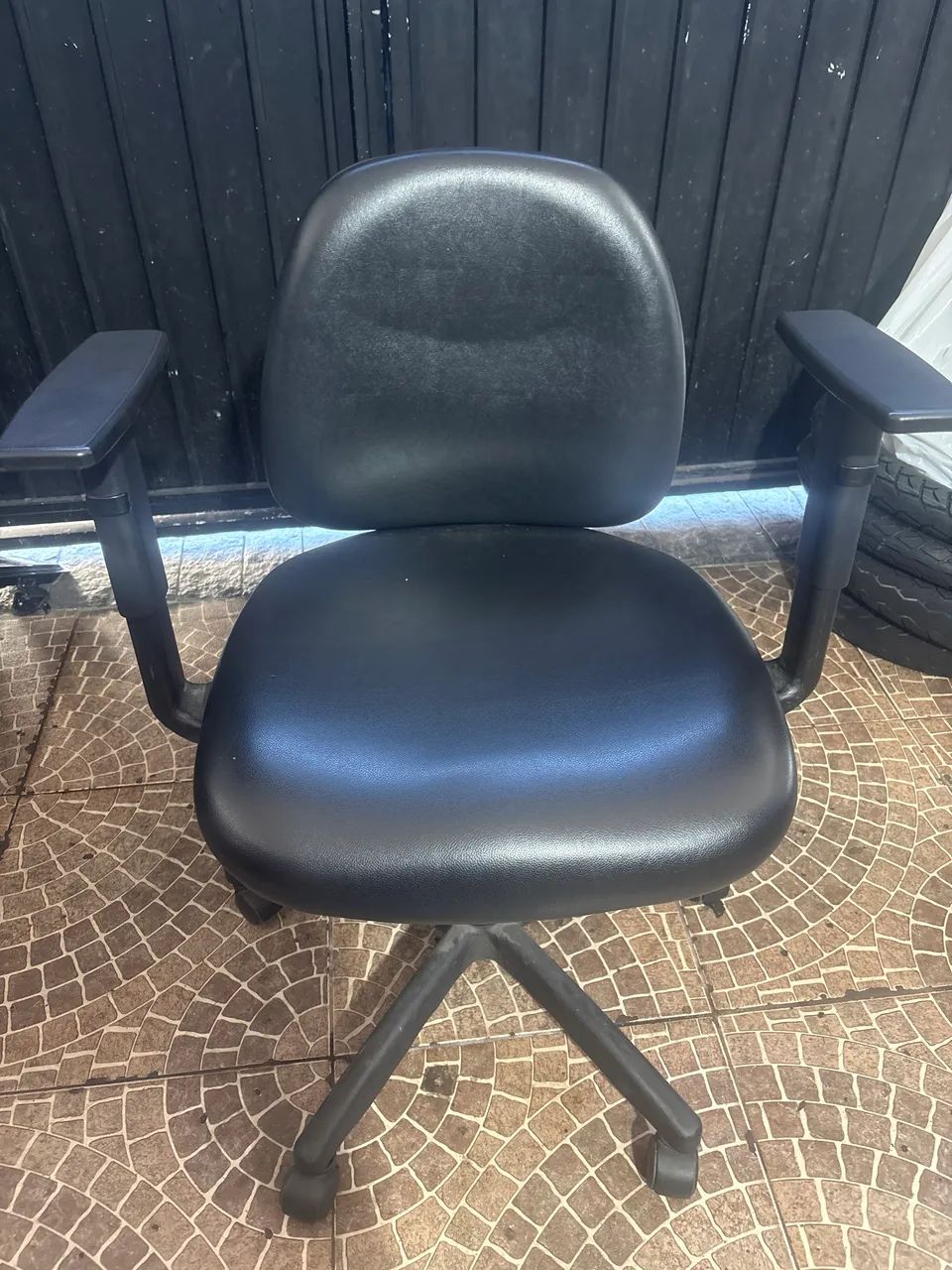 Cadeira de escritório com braço regulável