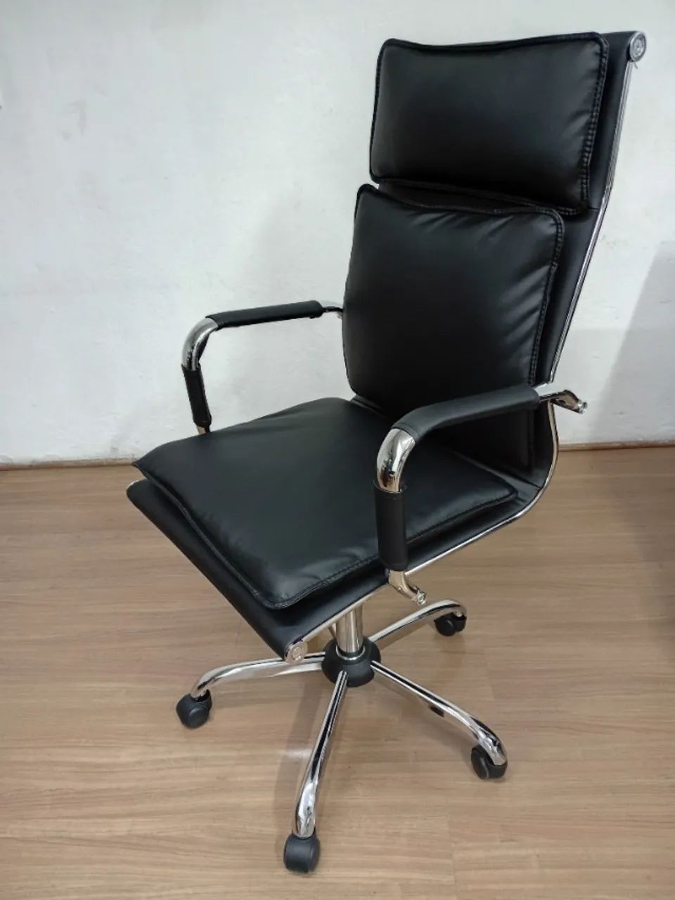 Cadeira de Escritório Presidente Design Charles Eames Preta - Foto 3