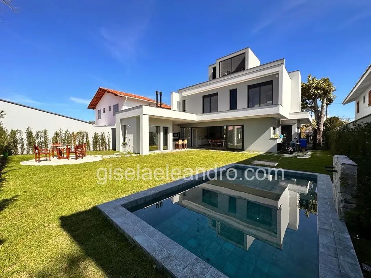 Charmosa casa com 4 quartos em Daniela a 100 mt da praia - Florianópolis - SC