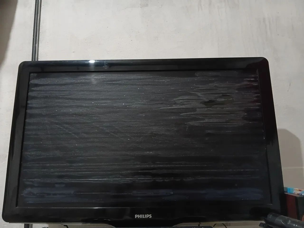 TV Philips 40 polegadas LCD ENTRADAS HDMI VGA TV TUDO. TELA PRECISA SER SUBSTITUÍDA.
