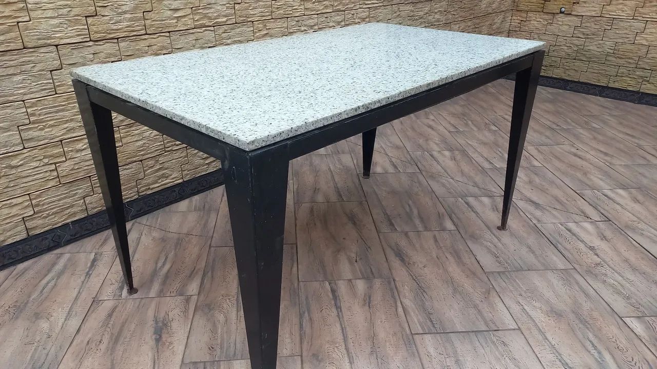 Entrego: Mesa de Cozinha tampo de granito base de ferro usada 