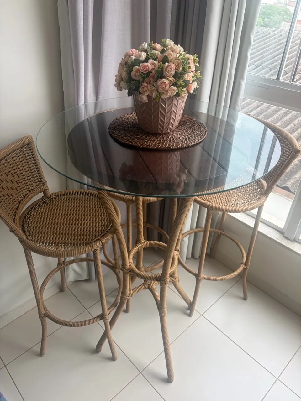 Vende-se bistrô com 3 banquetas 