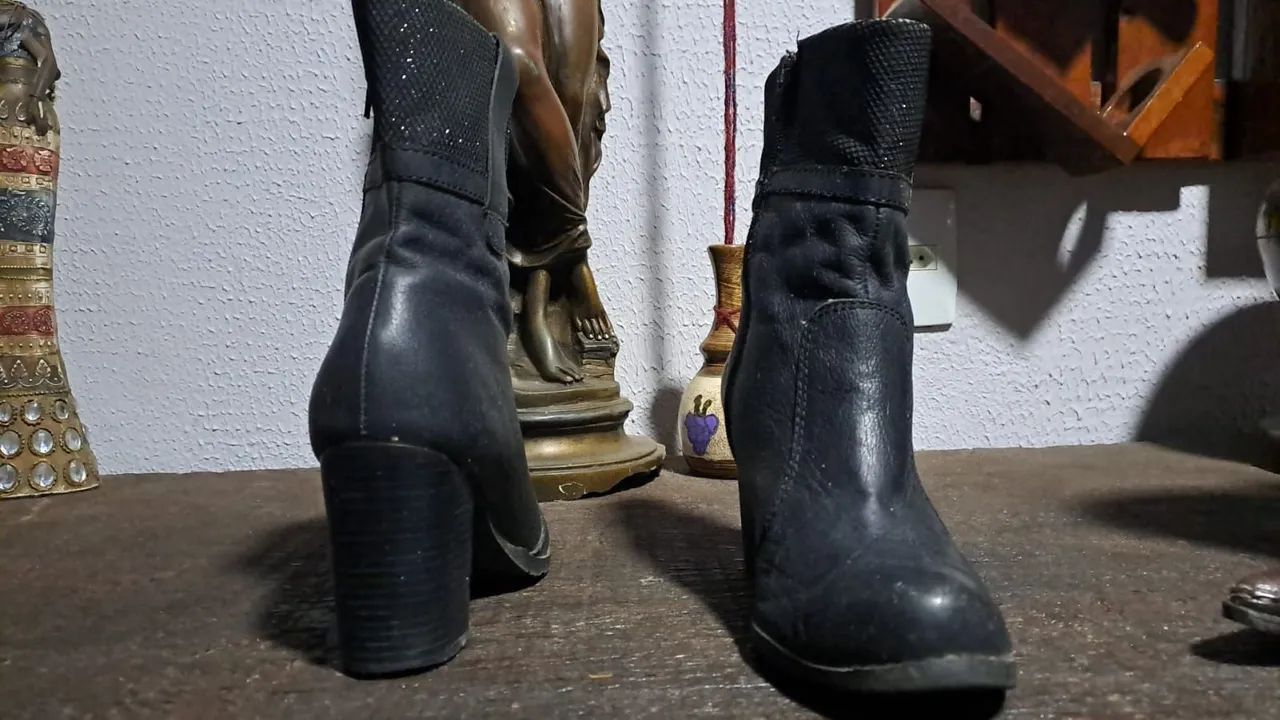 Botas as duas por 100,00  - Foto 4