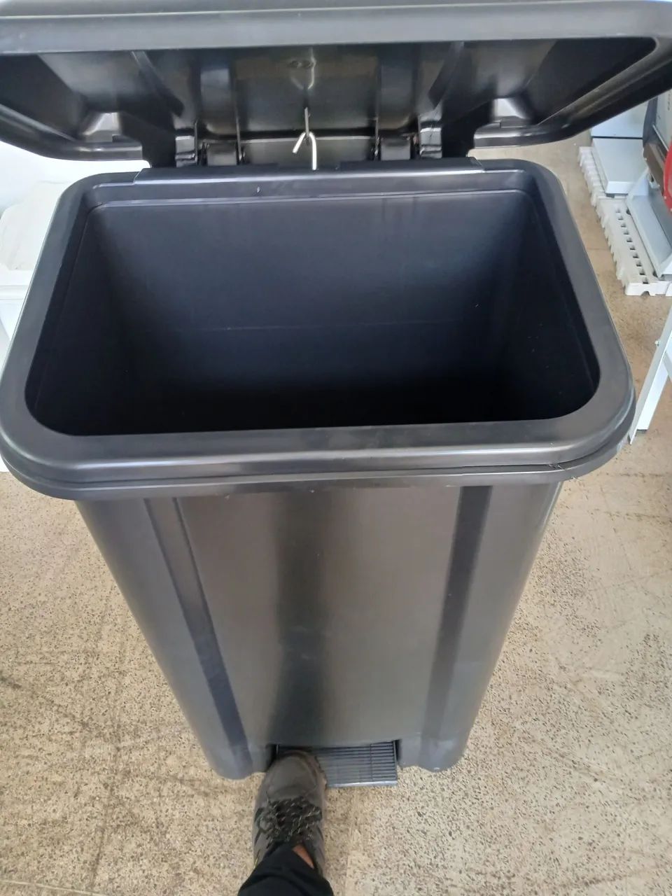 Lixeira Retangular C/ Pedal 100 Litros Resistente - Foto 2