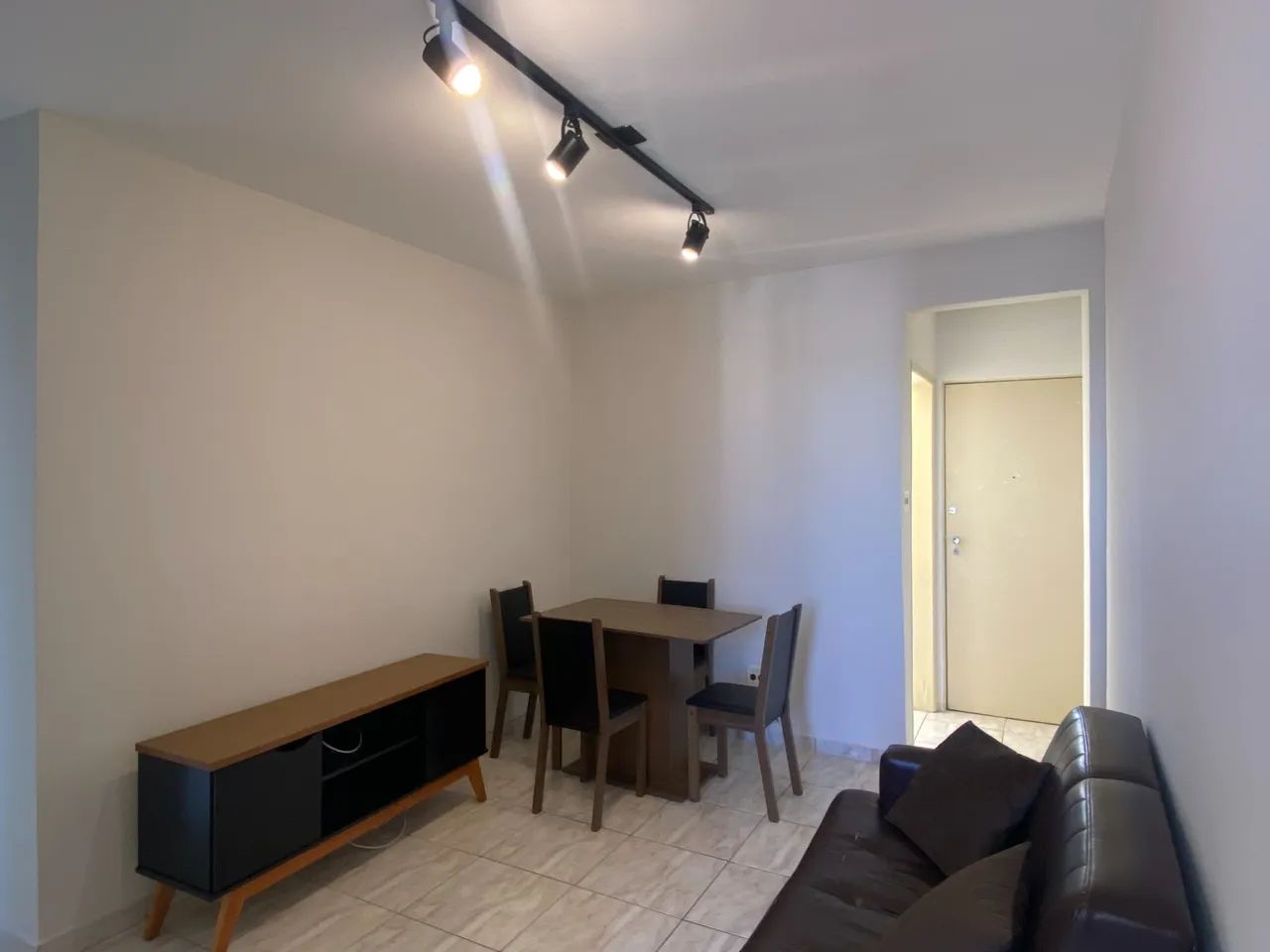 Quarto e sala com mobília no Centro para locação