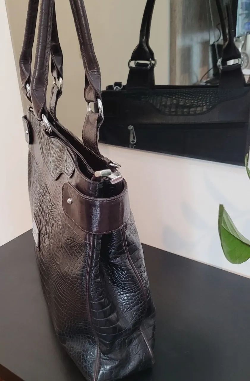 Bolsa tote grande, Grazielle, em couro legítimo, cor preta e marrom escuro.  - Foto 3