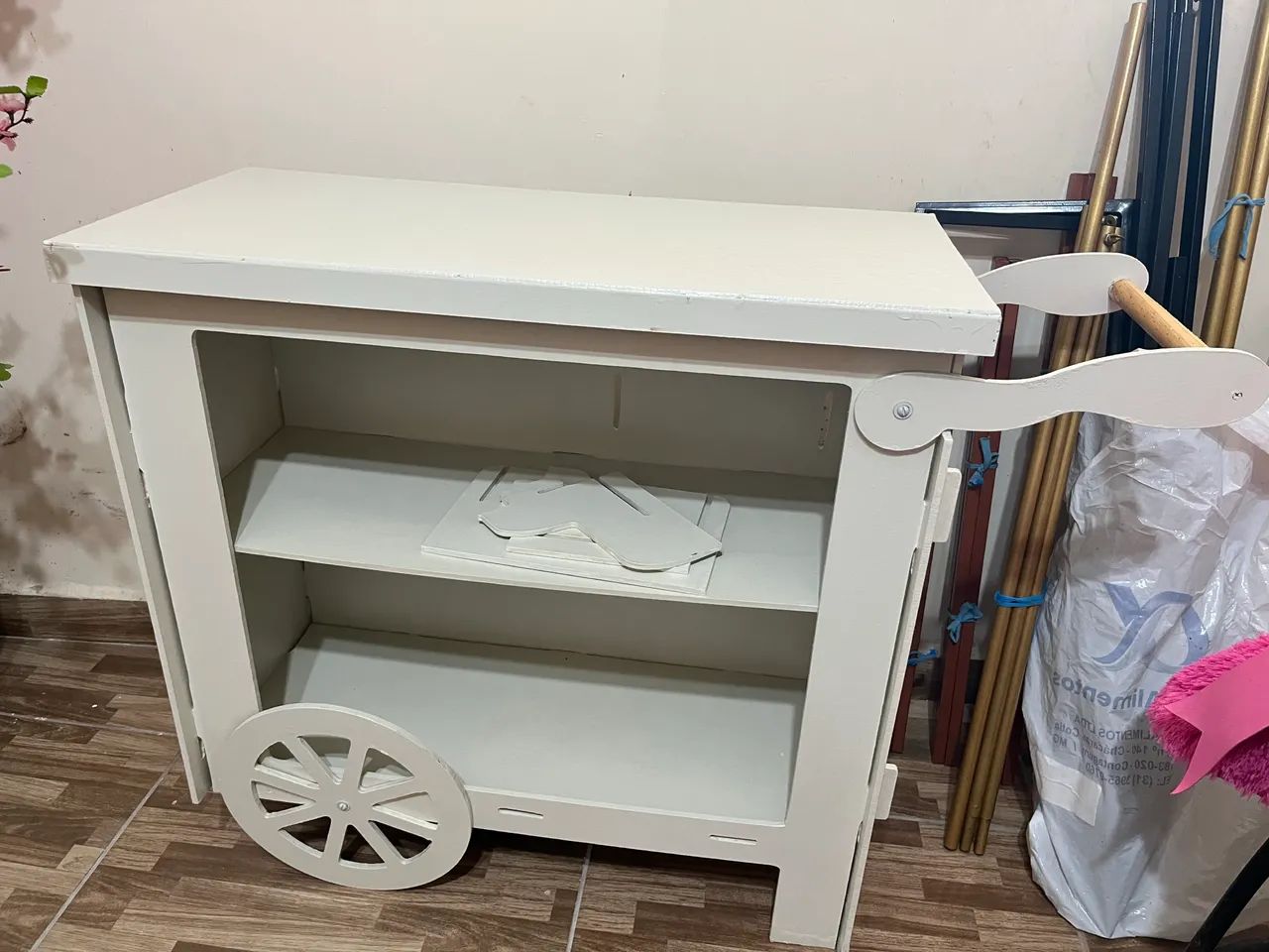 Carrinho branco decorativo