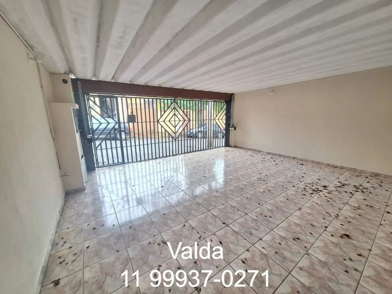 Linda casa para alugar. Próxima de comércios e transporte público.