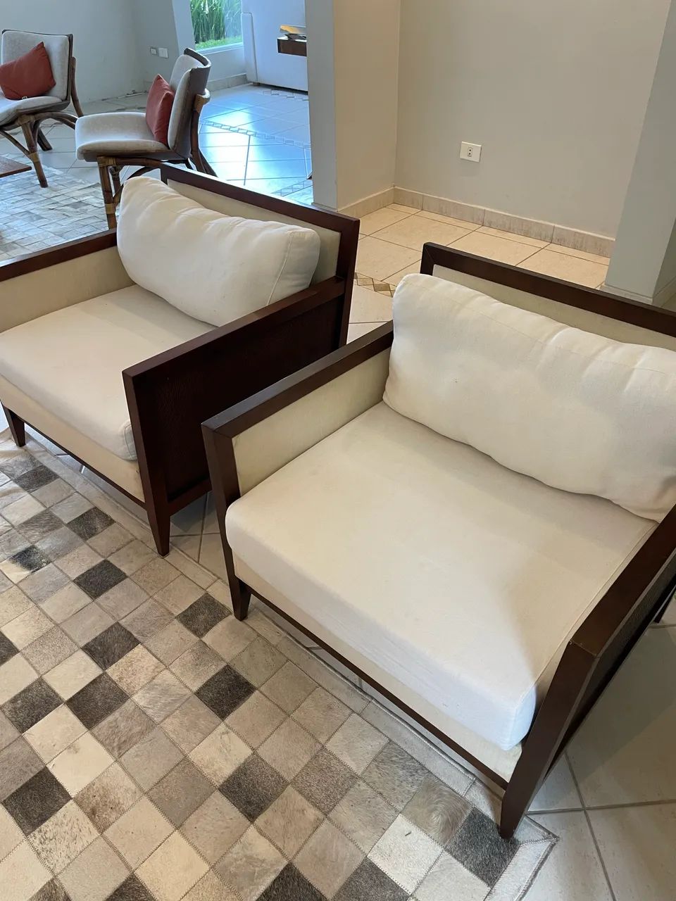 Par de Poltronas em Madeira com Almofadas - Ótimo Estado - Foto 4