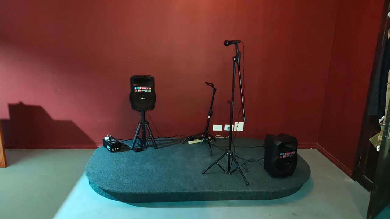 Vendo palco em madeira com forração 