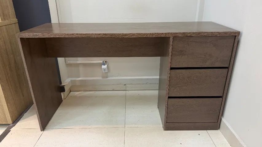 escrivaninha/mesa de escritório com gaveteiro lateral de 4 gavetas