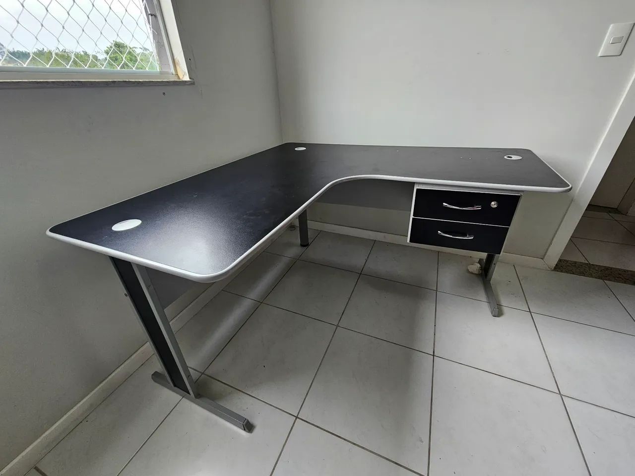 Mesa de Escritório em Canto (L) - Robusta, Estável e com Gaveta de Chave