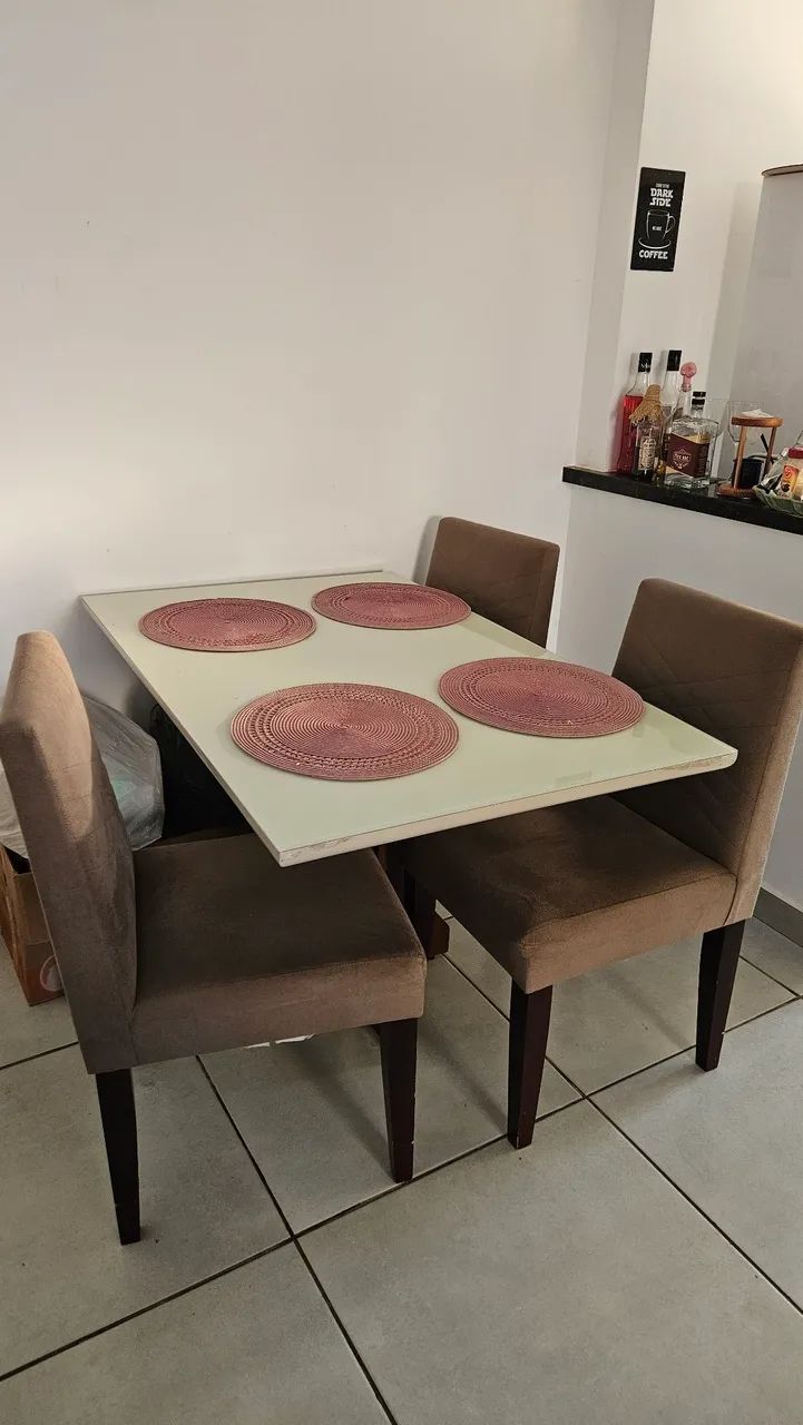 Mesa de jantar já com 4 cadeiras