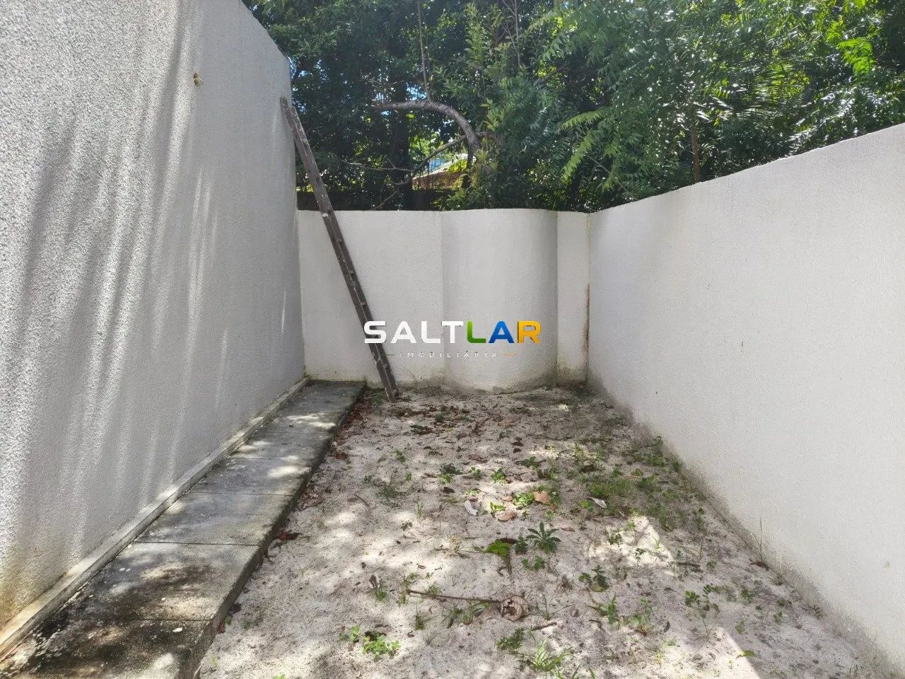 Casa plana com arquitetura moderna e pé direito elevado - Lagoa Redonda - Foto 3