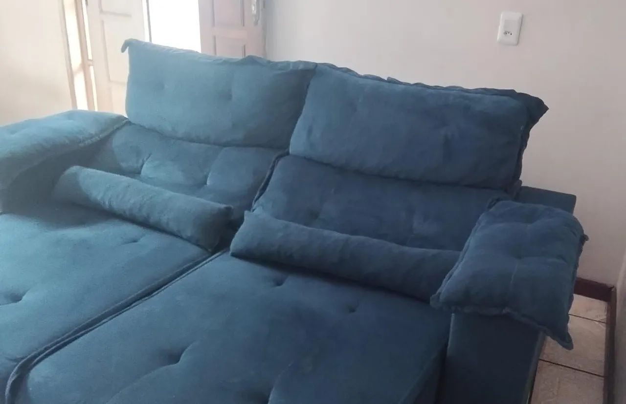 Sofá retrátil 2 lugares, na cor azul, 6 meses de uso praticamente novo.65580472913538122
