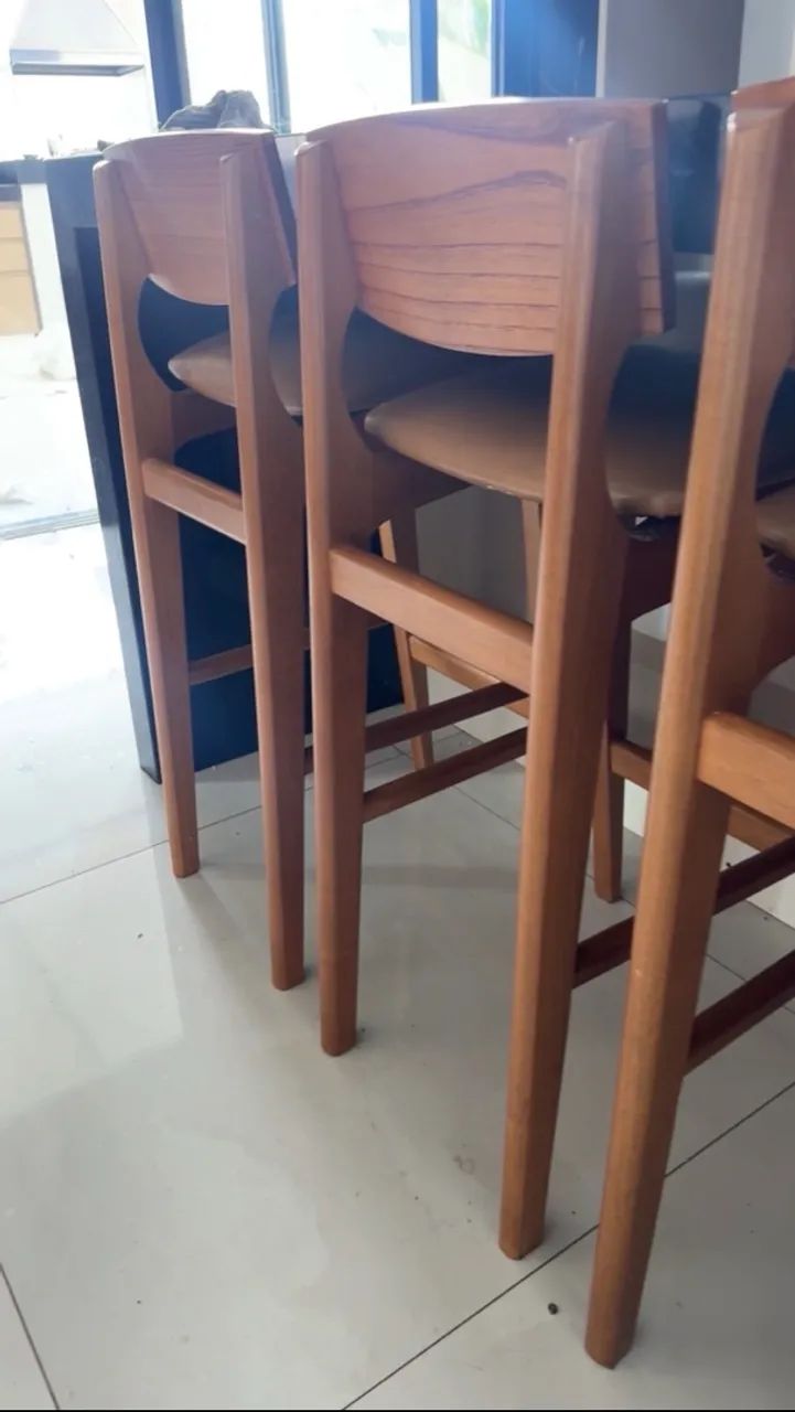 5 banquetas de madeireira com acento em couro  - Foto 3