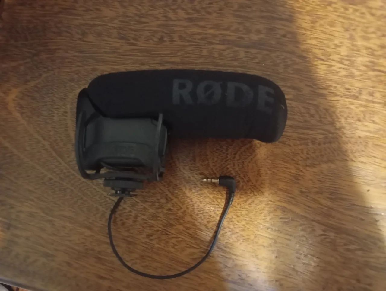 Microfone RØDE VideoMic Pro Shotgun para Câmera + Shock Mount - Foto 2